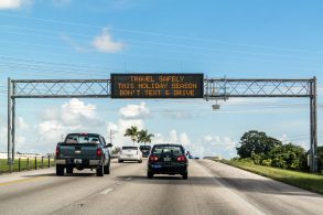 shutterstock placa luminosa em rodovia que alerta sobre segurnaca