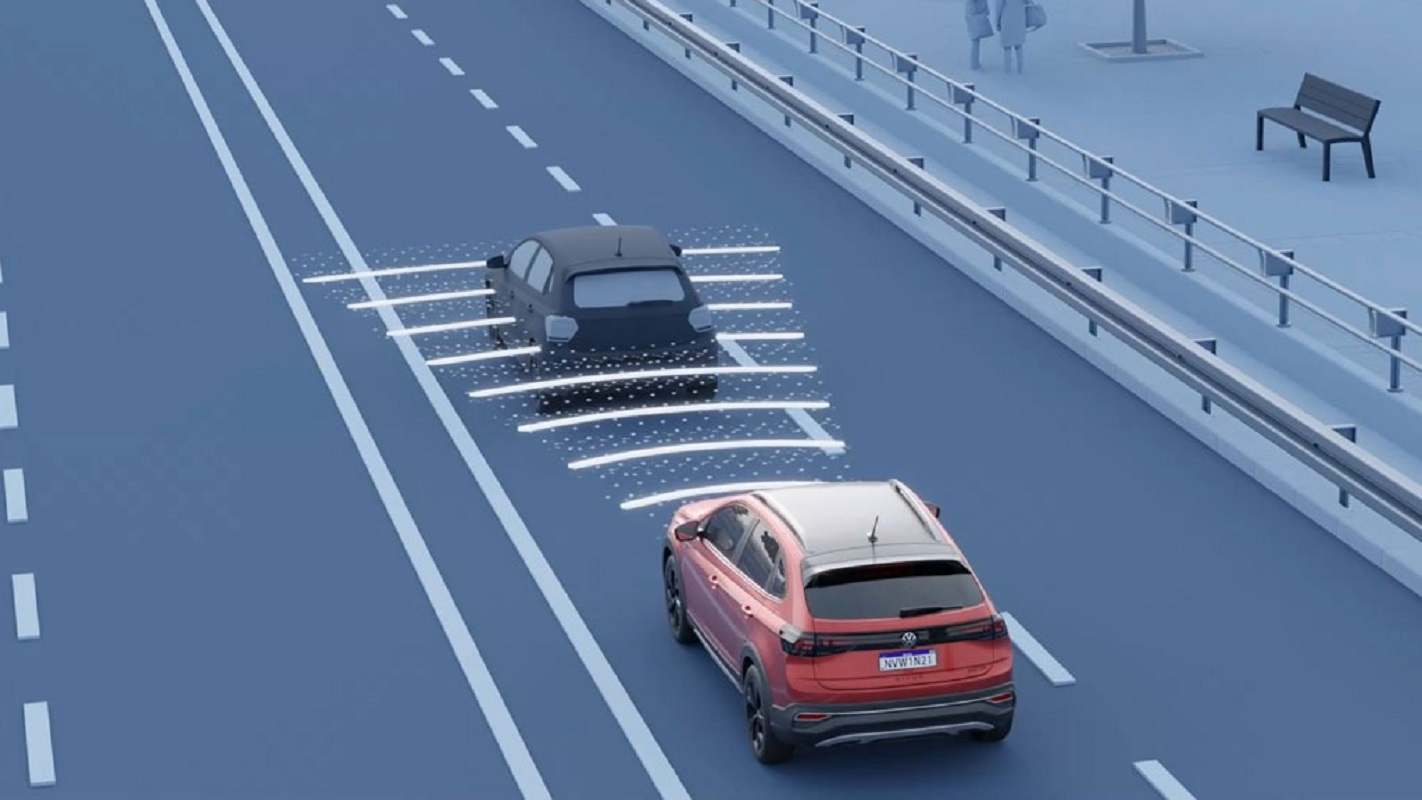 Controle de Cruzeiro adaptativo acelera ou freia o veículo, conforme o ritmo do carro que vai à frente