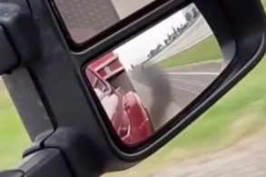 retrovisor de picape motrando ciclista sendo encoberto por fumaca preta