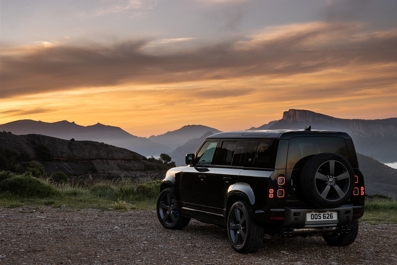 land rover defender 110 d300 traseira parado por do sol