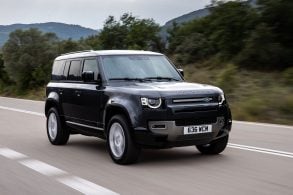 land rover defender 110 d300 x dynamic preto frente em movimento