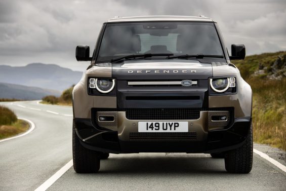 land rover defender 110 d300 x marrom frente em movimento estrada