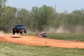 ford f 150 raptor saltando em pista de terra