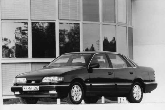 ford scorpio foto em preto e branco