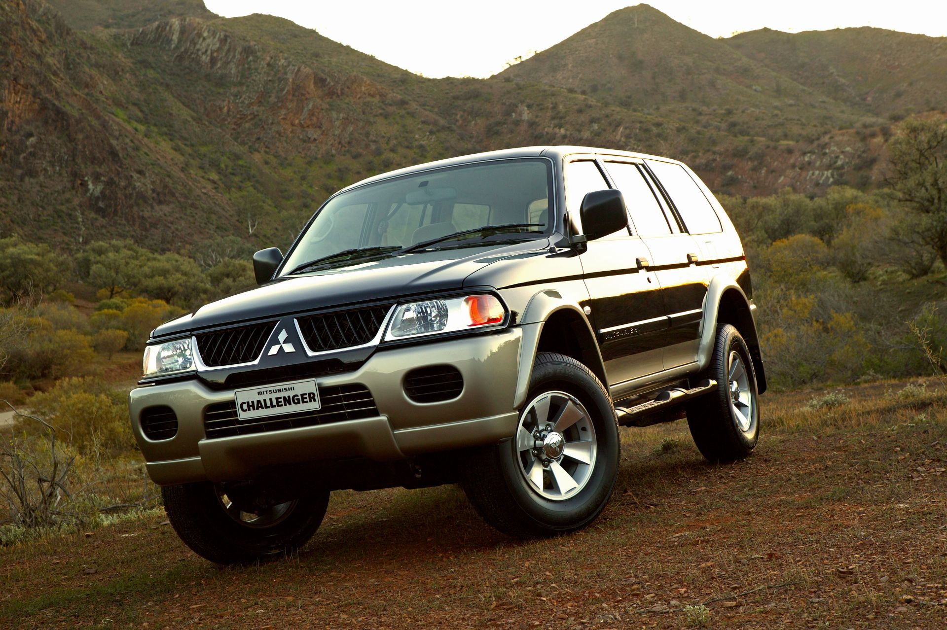 mitsubishi challenger frente parado