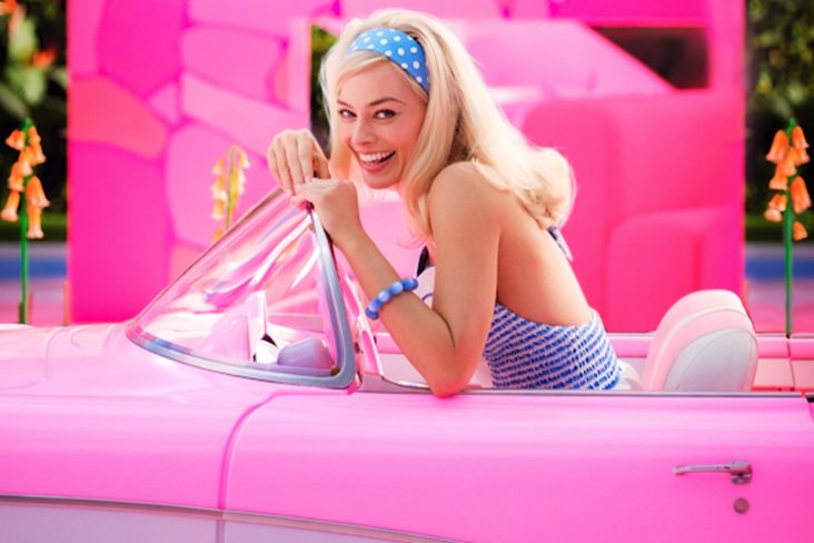 foto de publicidade filme da barbie margot robbie chevrolet corvette eletrico capa