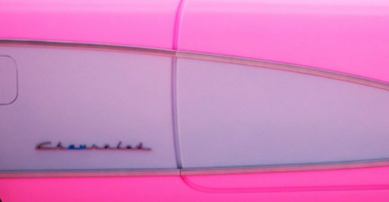 foto de publicidade filme da barbie margot robbie chevrolet corvette eletrico detalhe