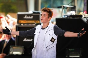 cantor justin bieber de barcos abertos em show foto shutterstock
