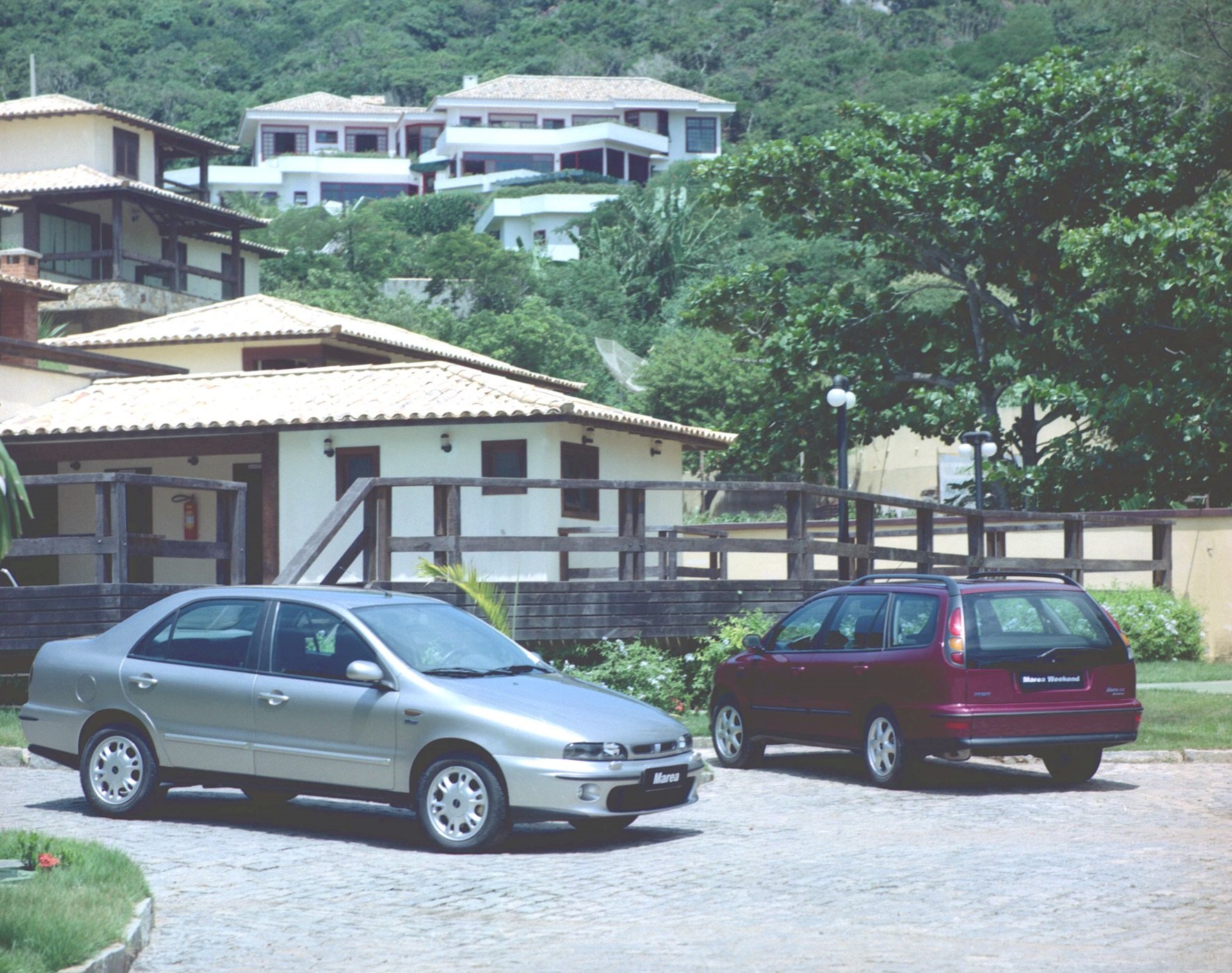 fiat marea 1999 sedan prata de frente e weekend vinho de traseira