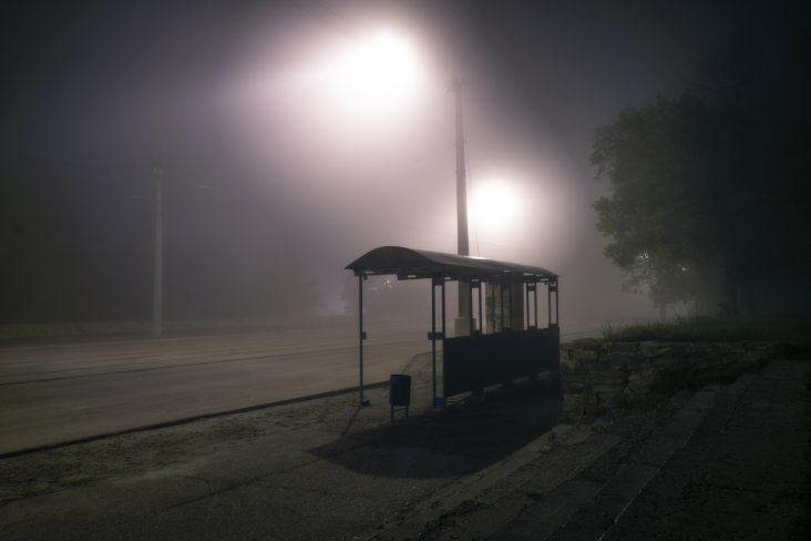 shutterstock ponto de onibus em local ermo a noite