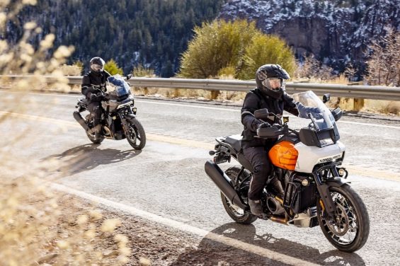 harley davidson pan america special duas unidades em movimento de frente