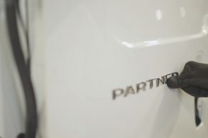 teaser peugeot partner rapide detalhe emblema
