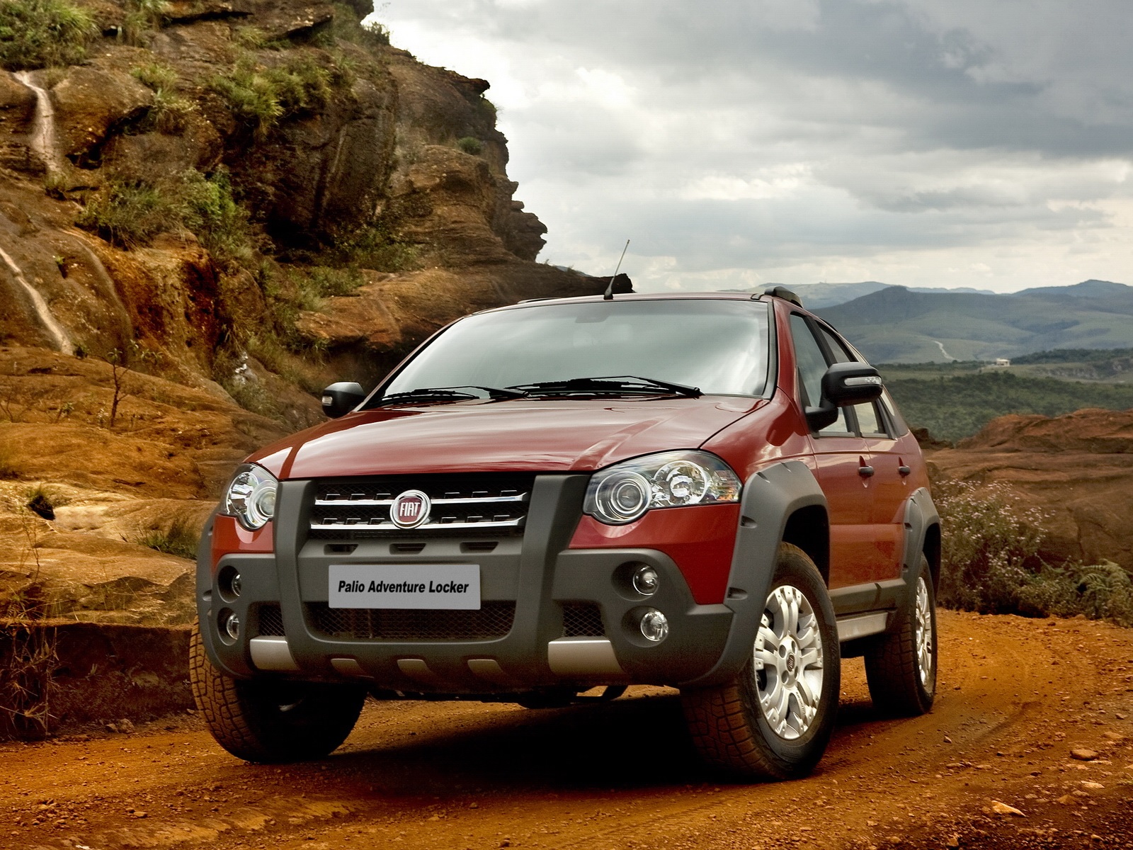 fiat palio weekend adventure locker vermelha de frente em estrada de terra