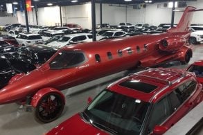 limusine feita com uma learjet 35 em patio de conessionaria jidd motors mitsubishi