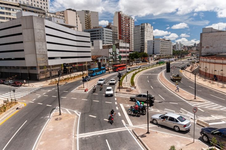 shutterstock transi em avenida de belo horizonte cruzamento