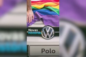 frame da campanha do vw polo com casal homossexual