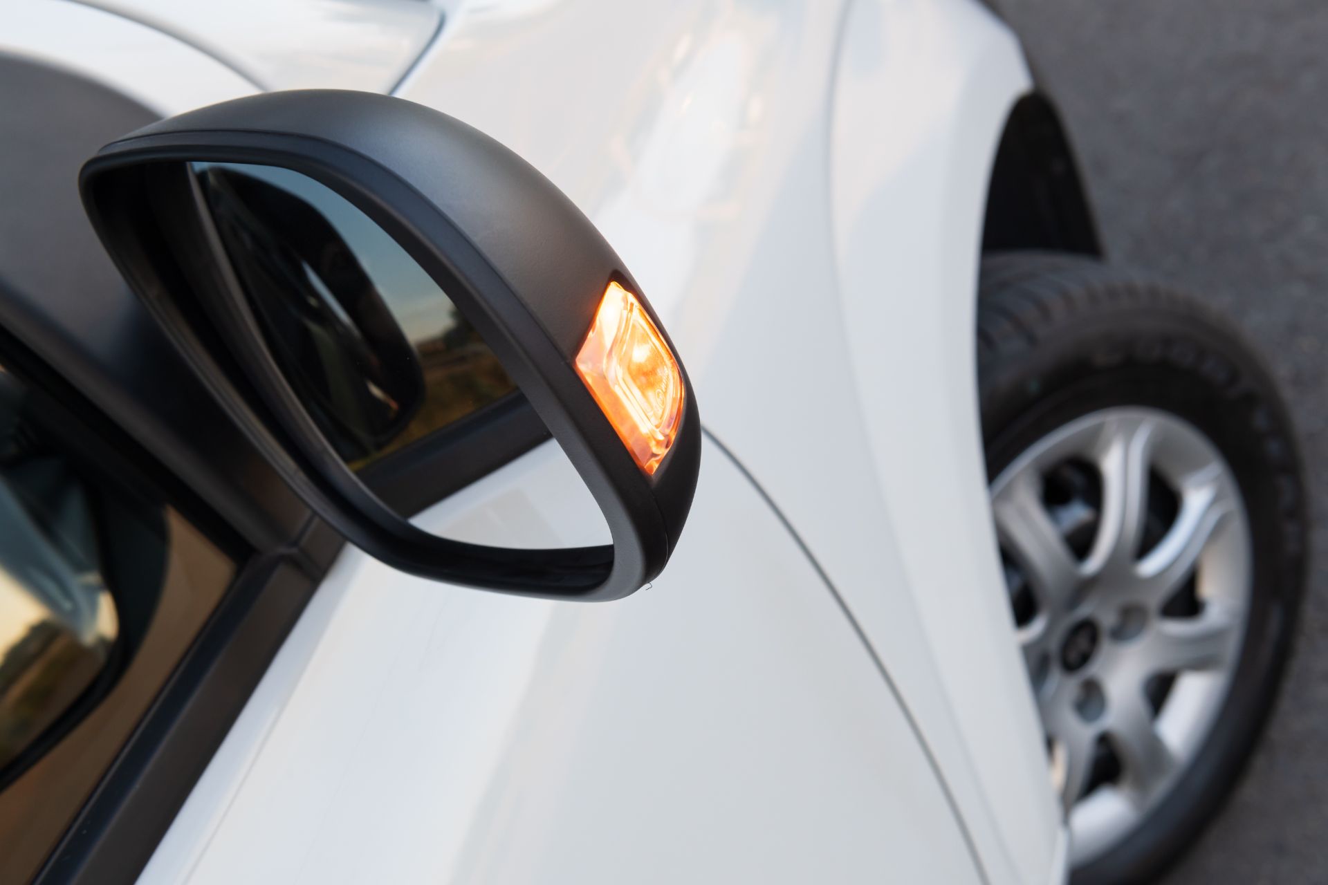 peugeot partner rapid branco detalhe retrovisor com luz de seta e rodas com calotas