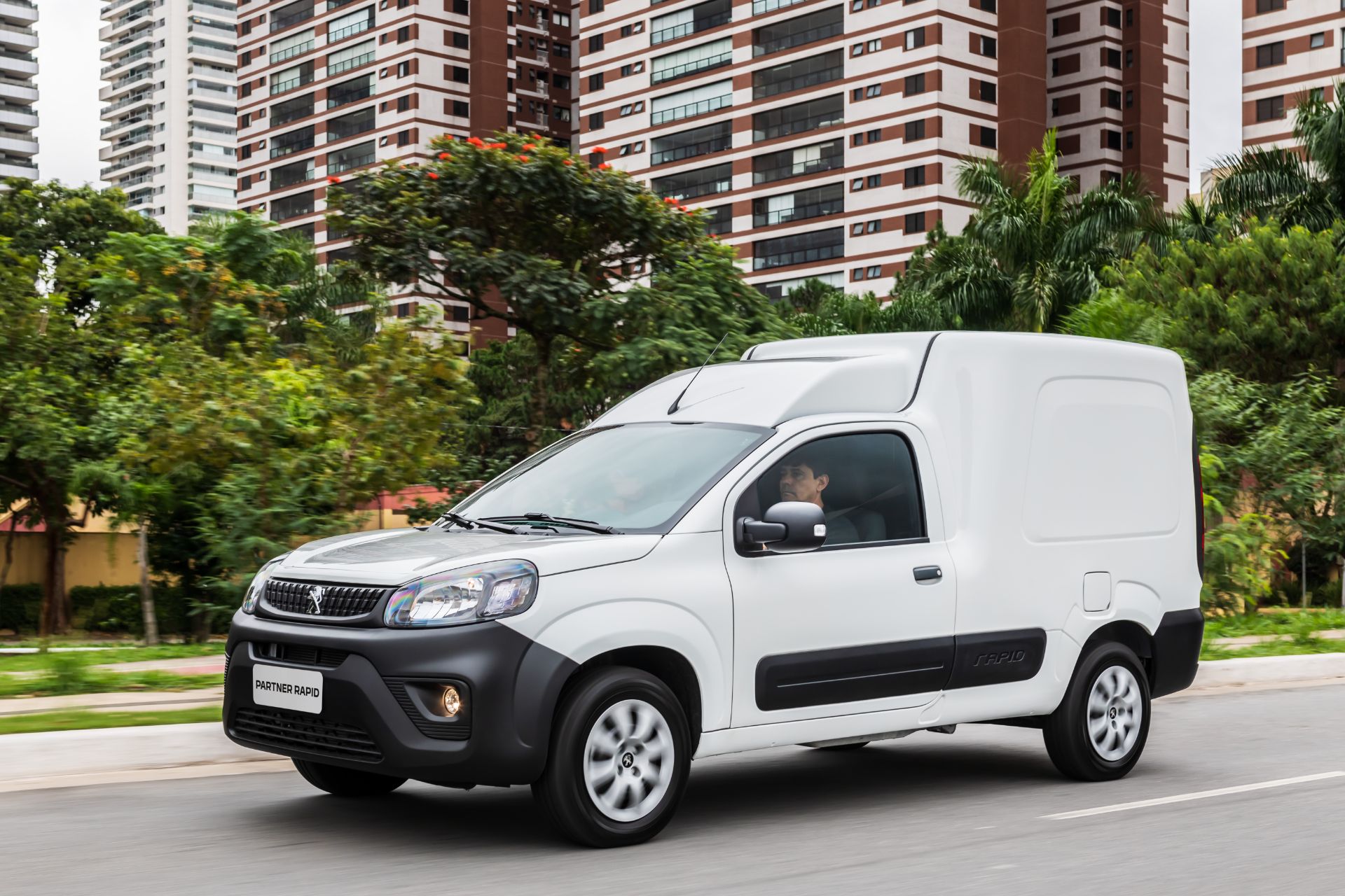 peugeot partner rapid branco frente em moviment cidade