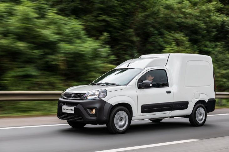 peugeot partner rapid branco frente em movimento rodovia venda direta para mei