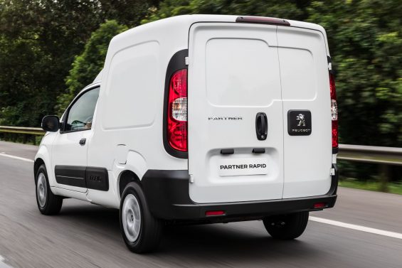 peugeot partner rapid branco traseira em movimento rodovia