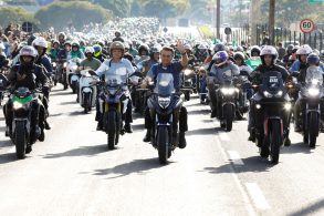 jair bolsonaro em motociata sem utilizar capacete