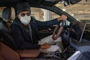 carlinhos brown visita fabrica da byd