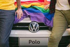 dianteira de volkswagen polo com casal gay e bandeira lgbtqia