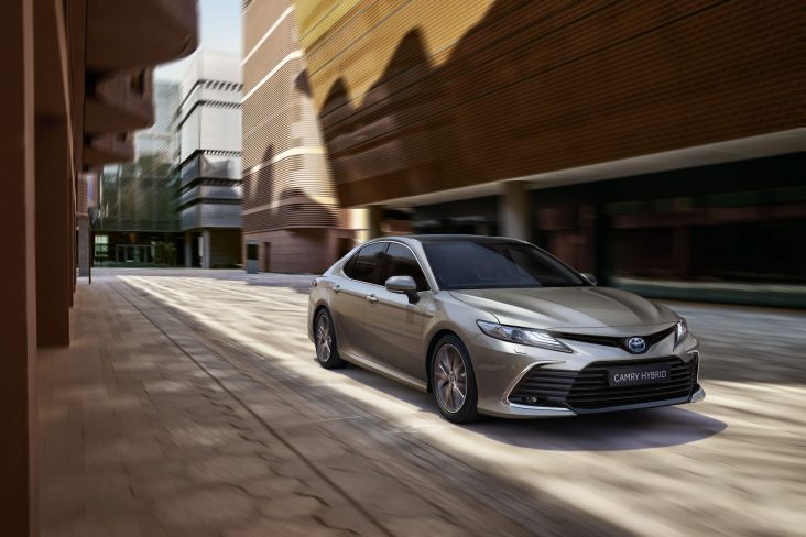 toyota camry xle hybrid frente em movimento cidade