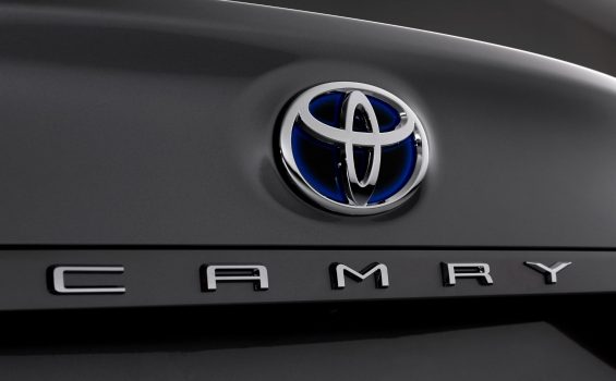 toyota camry xle hybrid logo do fabricante junto de emblema do modelo