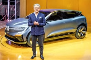 luca de meo ceo renault junto a carro conceito