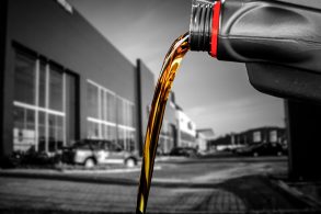 Trocar o óleo do motor fora das oficinas da concessionária resulta em perda da garantia