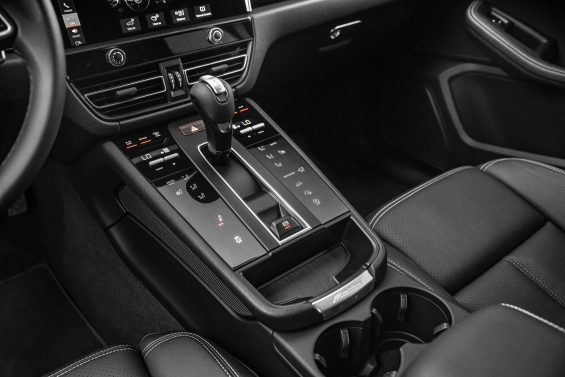 porsche macan interior detalhe alavanca cambio