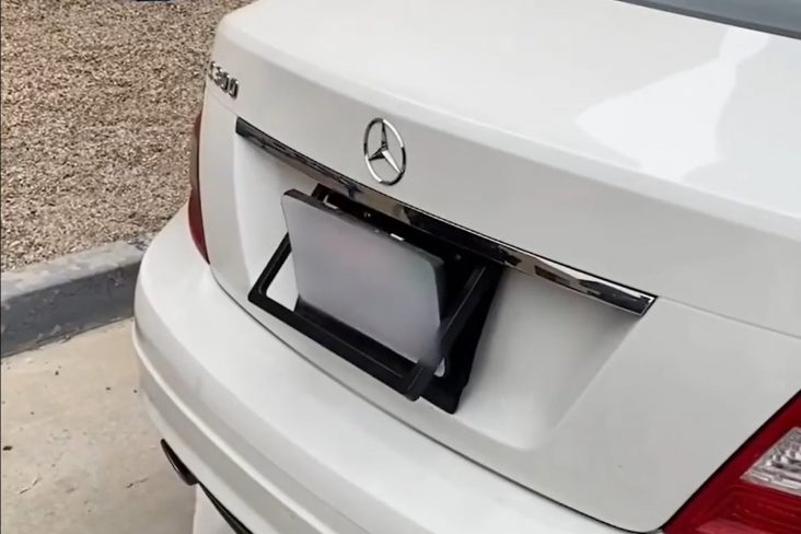 mercedes benz classe c com sistema de placa escamoteavel instagram