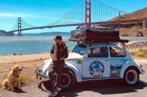foto do instagram shurastey fusca 1978 jesse koz e seu golden retriever em san francisco com ponte golden gate ao fundo