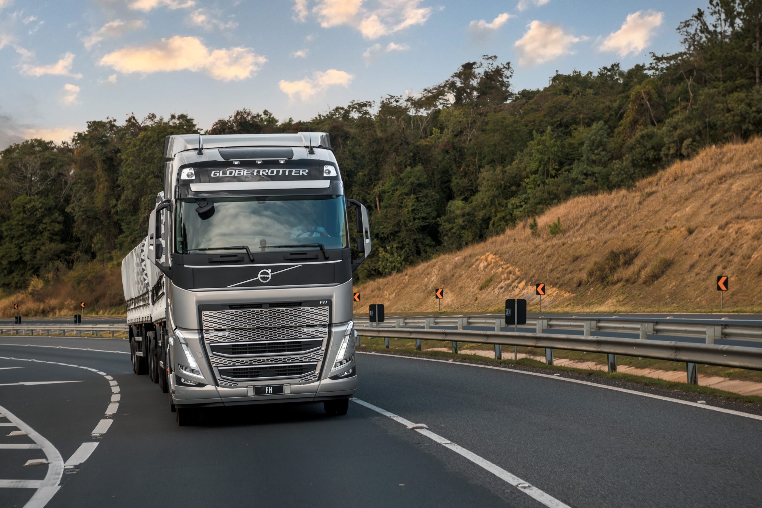 Como é o interior do volvo FMX 500 8x4 ano 2022 , muita tecnologia