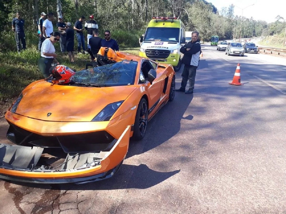 Lamborghini de mais de R$ 1,3 milhão fica destruída em acidente em BR