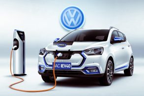 JAC iev 40 branco carregando com simbolo da volkswagen na parede