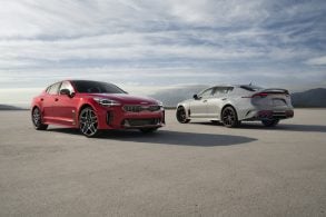 kia stinger gt duas unidades uma vermelha de frente e outra cinza de traseira