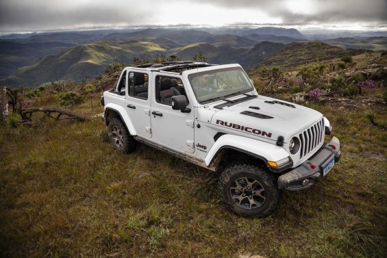 jeep wrangler rubicon 2022 prata frente visto de cima sem capota alto de montanha