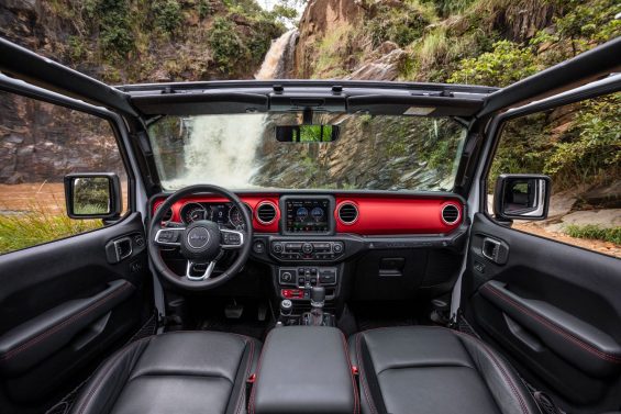 jeep wrangler rubicon 2022 interior painel com cachoeira ao fundo