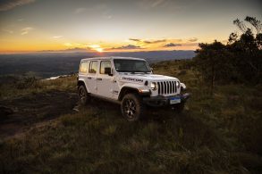 jeep wrangler rubicon 2022 prata montanha com por do sol ao fundo