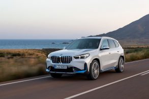 bmw x1 branca estrada frente