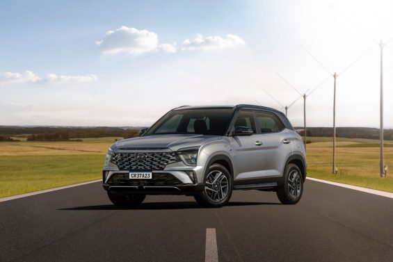 hyundai creta n line cinza frente parado no centro de uma pista