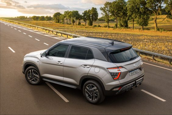 hyundai creta n line cinza traseira parado em uma pista