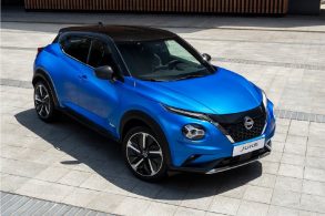 nissan juke azul frente lado asfalto
