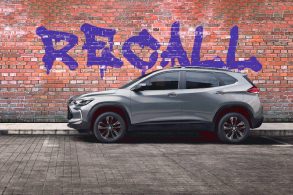 chevrolet tracker de perfil com muro de tijolos ao fundo escrito recall