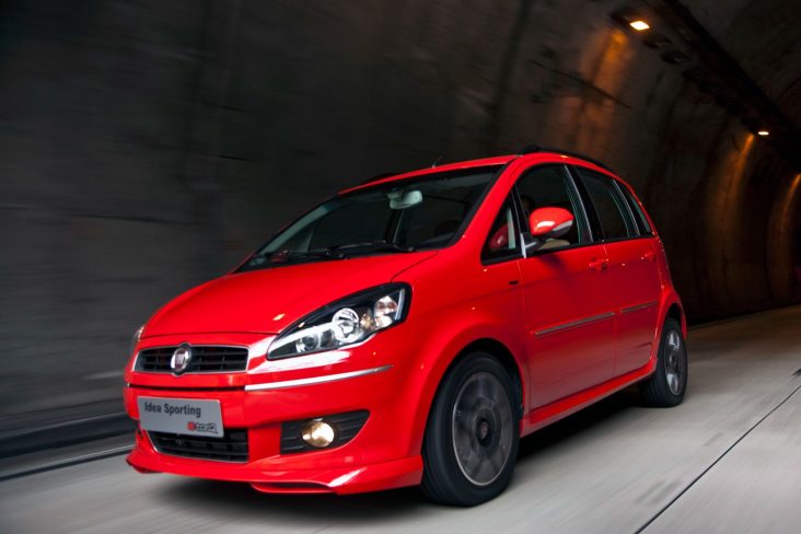 fiat idea sporting vermelho frente em movimento tunel