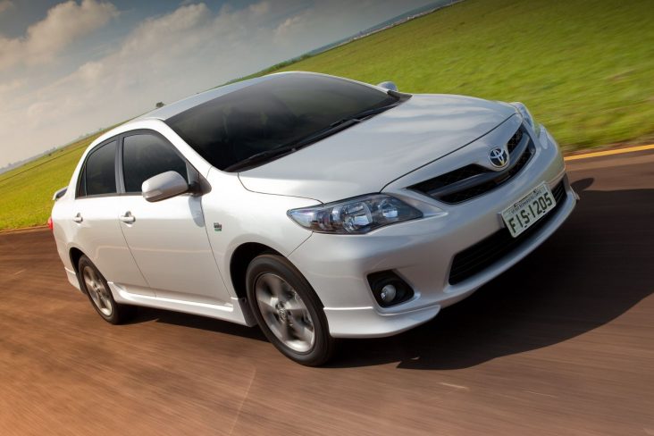 toyota corolla xrs prata em movimento frente