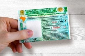 nova cnh com fundo de madeira