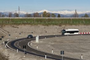 arena of the future pista recarregamento fiat 500 preto montanhas
